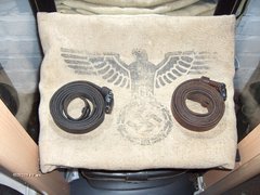 Duits postzak en MP40 riemen