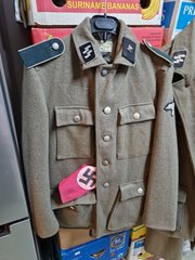 Duits uniformjas en broek de tekens en armband zijn repro